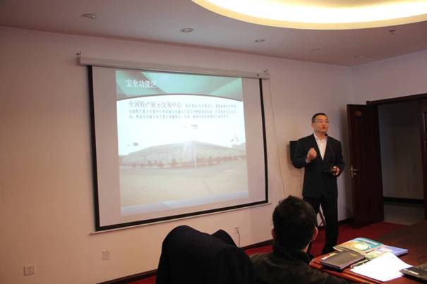 寶全農貿物流園副總經理牧仁介紹企業(yè)概況.JPG