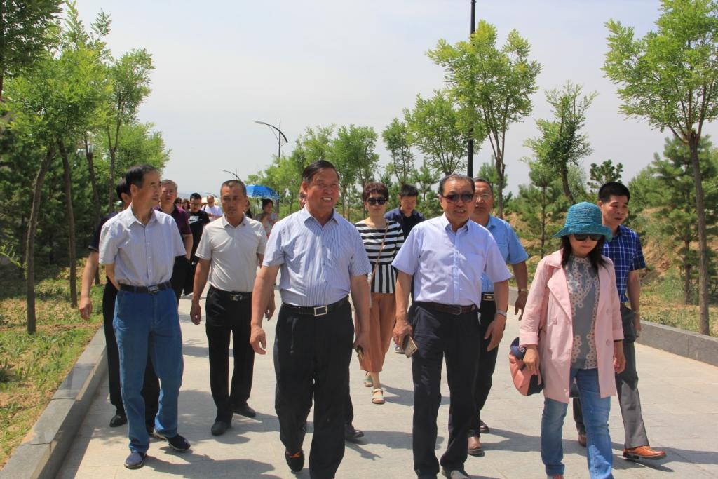 內(nèi)蒙古農(nóng)牧業(yè)產(chǎn)業(yè)化龍頭企業(yè)協(xié)會推動休閑農(nóng)牧業(yè)發(fā)展——和林格爾縣青園種養(yǎng)游專業(yè)合作社考察