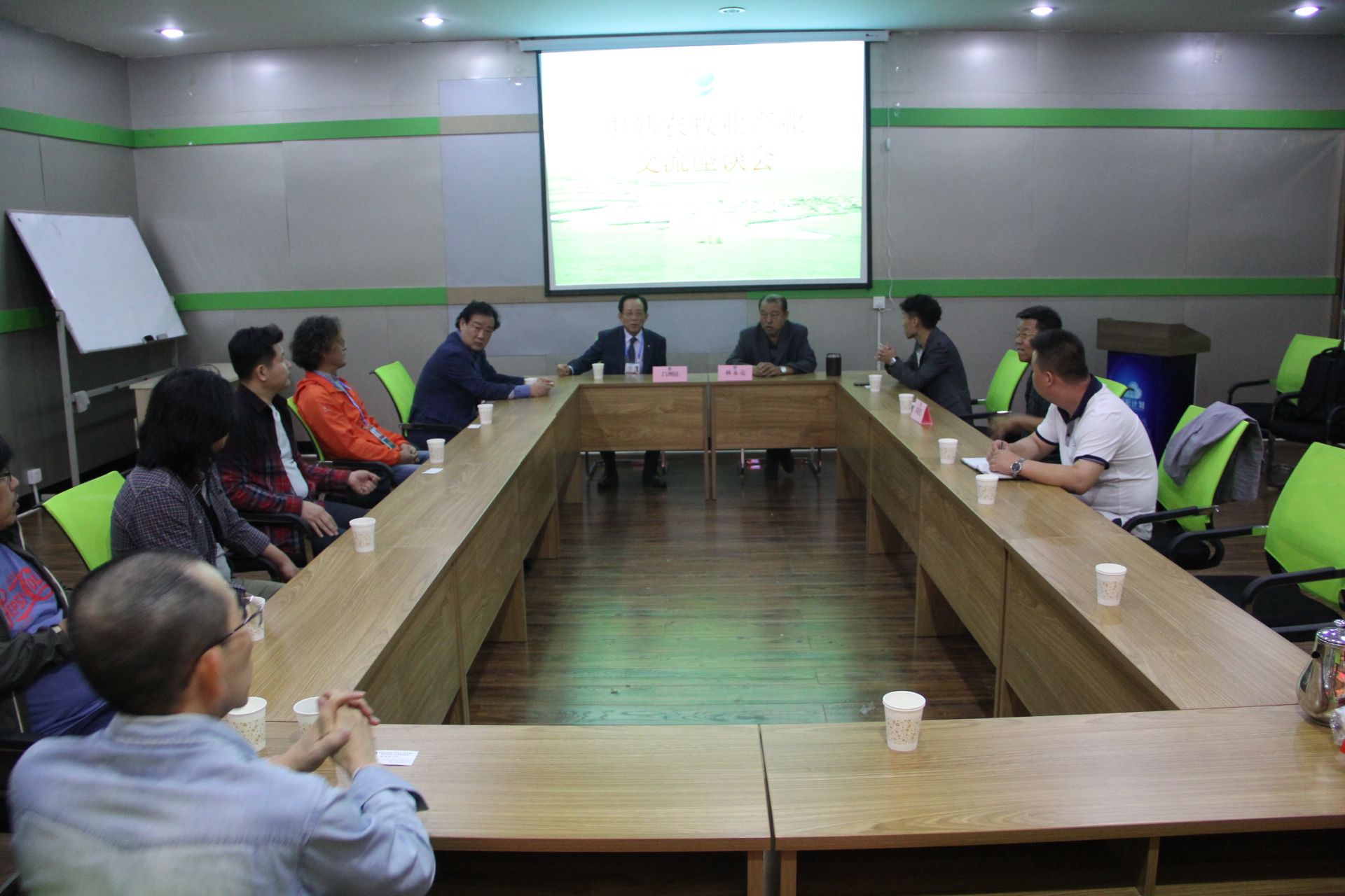 協(xié)會接洽韓國龍子株式會社代表團