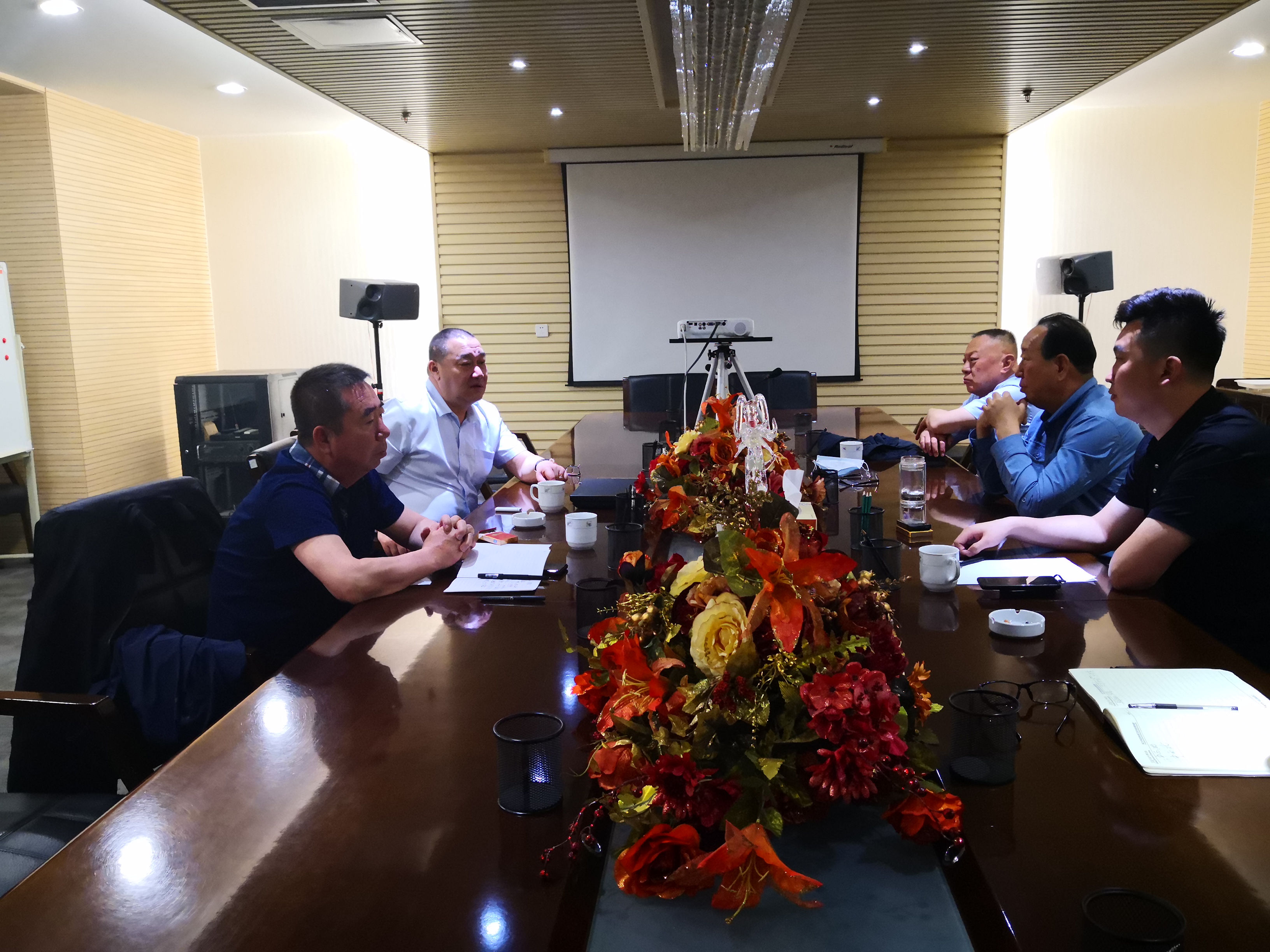 周勇會(huì)長(zhǎng)在呱呱叫實(shí)業(yè)(集團(tuán))有限公司學(xué)習(xí)調(diào)研